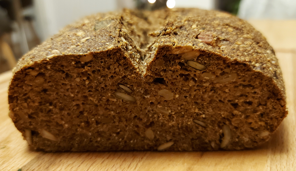 Selbstgebackenes Brot - immer wieder eine Köstlichkeit die man ganz nach eigenen Vorlieben mit Saaten, Körnern, Nüssen und vielen Gewürzen gestalten kann. Sauerteig mit langer Teigführung ("so wie früher") ist dabei eine ganz besondere Zutat, die für unsere Gesundheit weit bekömmlicher ist als die ach so schnelle und daher bequeme Hefe.