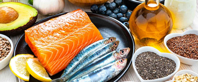 Eine hochwertige Versorgung mit Omega-3 und vor allem mit EPA und DHA ist ein wichtiger Teil für die geistige und körperliche Gesundheit. Und weil wir diese Fette kaum noch selbst erzeugen können, brauchen wir die Zusatzquellen aus Fisch, Krill oder Algen. Sprich mich an, wenn Du deinen Omega 3 Spiegel gern einmal testen lassen möchtest oder dich für eine bessere Versorgung mit diesem essentiellen Lebensmittel interessierst.