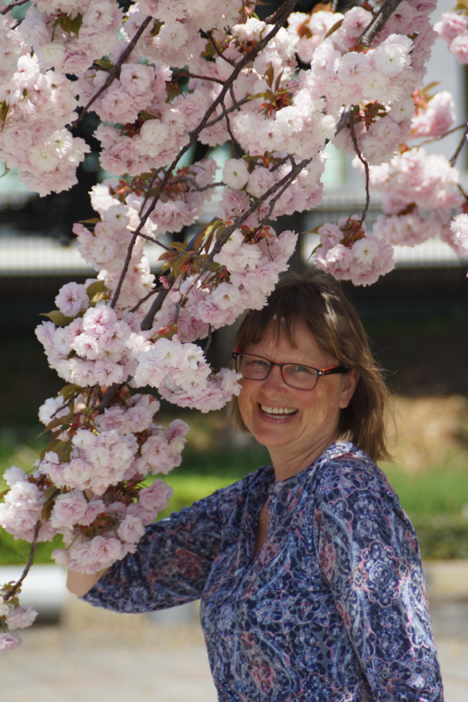Gesund alt werden und mehr Wohlbefinden durch gesunde Ernährung sind zwei meiner persönlichen Ziele. Und das Wissen, was dafür nötig ist weitergeben. Reisen und Spass am Leben gehören für mich dazu - deshalb ist dieses Bild von mir unter der Kirschblüte von meiner Reise in das schöne, hoch interessante Japan eines meiner Lieblingsbilder.