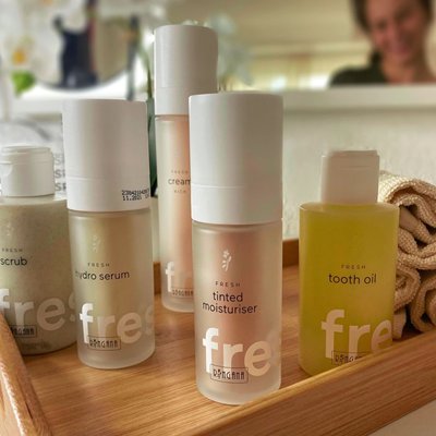 Natürliche Pflegeprodukte, ohne Mikroplastik, aggressive Chemie and unnötige Zuschlagstoffe gibt es von der österreichischen Firma Ringana. Sie sind komplett auf Pflanzenbasis und mit vielen Details für eine schonenden Umgang mit der Umwelt hergestellt.